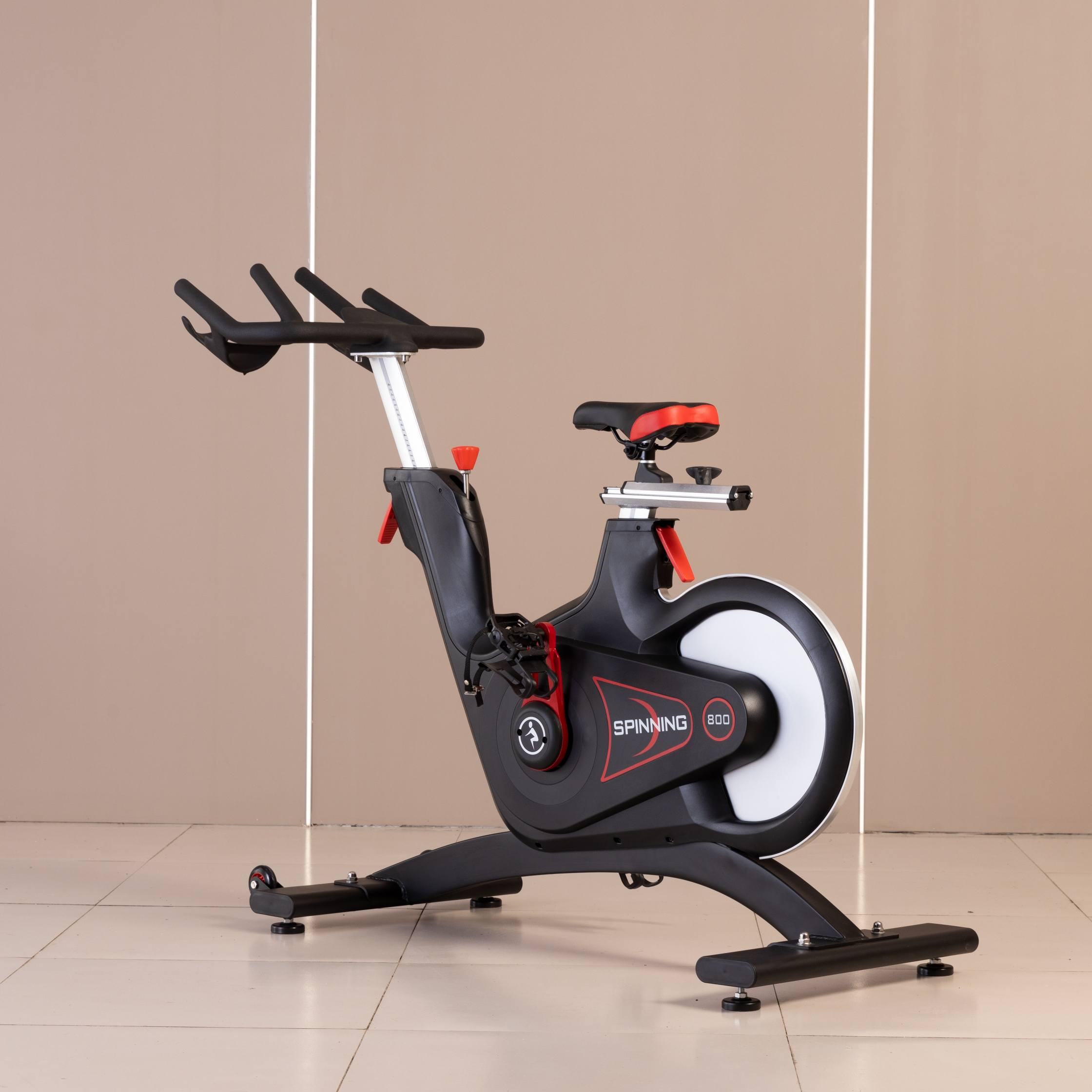 Bicicletă de exerciții cu rezistență magnetică pentru sală